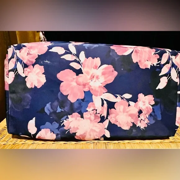 Victoria’s Secret The Getaway Weekender Overnight LIMITED EDITION Travel Bag Set - Picture 9 of 14